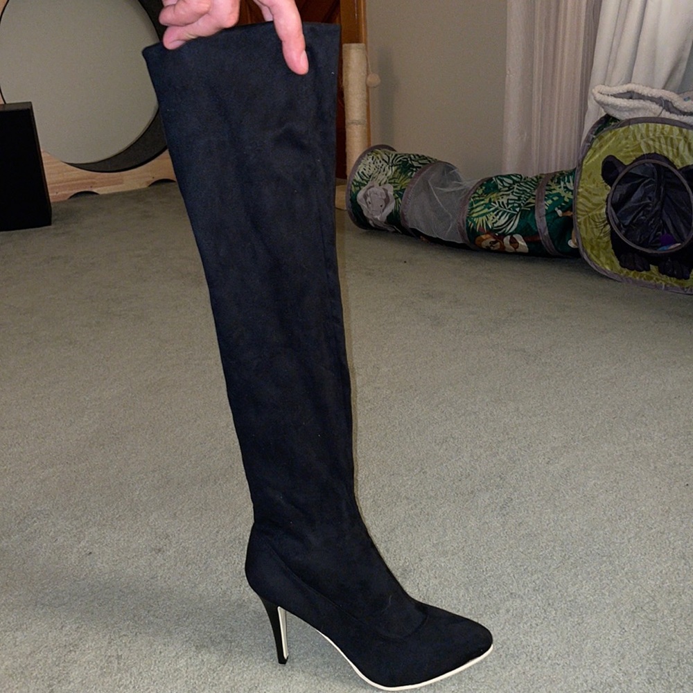 Knee high suede black boots, stilletto